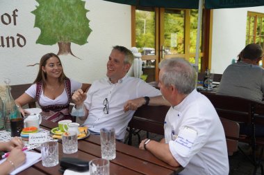 Landrat Christian Engelhardt (Mitte) im Austausch mit Michelle Arnold (links) und Volker Arnold (rechts), Inhaber des Landhotels Kühler Grund in Grasellenbach.