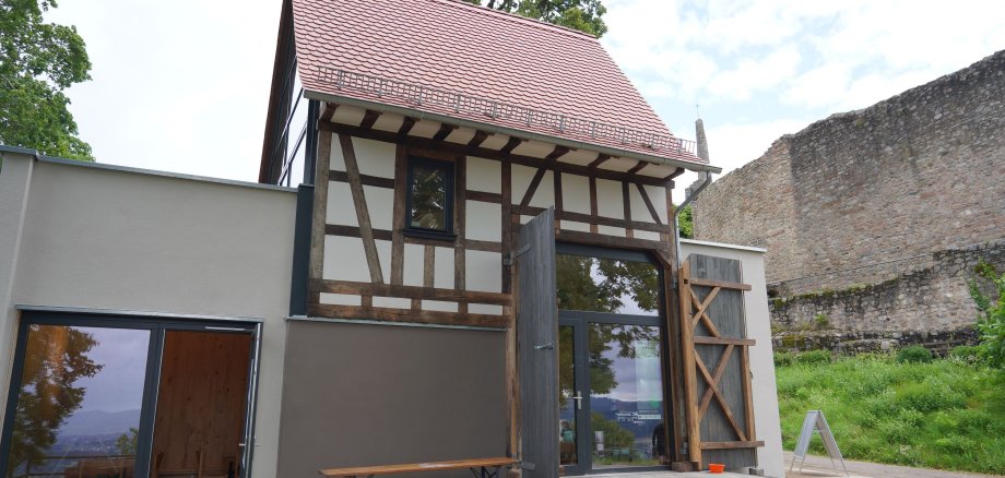 Blick auf ei kleines Fachwerkgebäude, in welchem sich der Infopoint des Geo-Naturparks befindet.