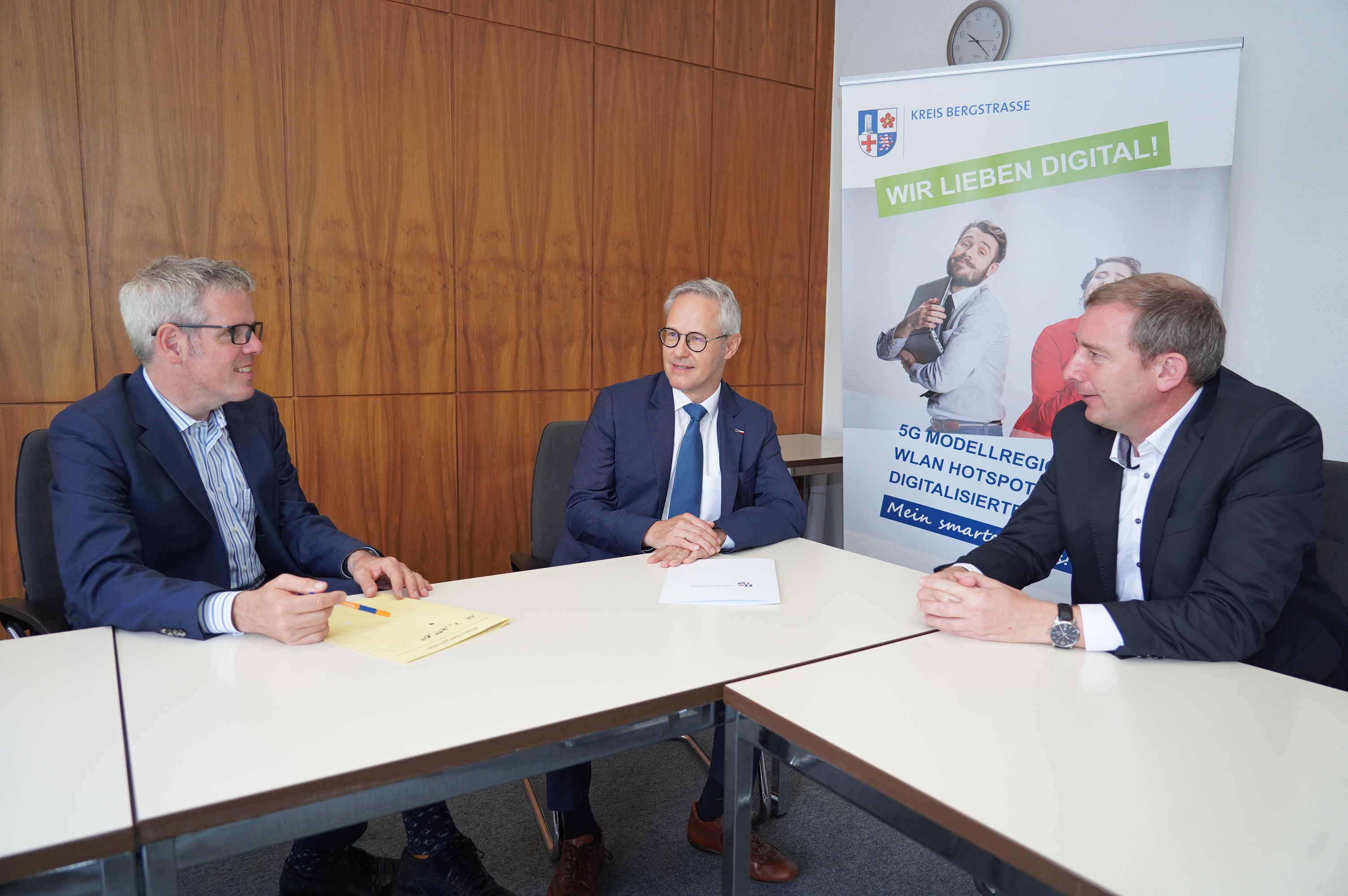 an einem Tisch sitzen von links nach rechts sitzen Landrat Christian Engelhardt, Dieter Brandt und Karsten Krug.