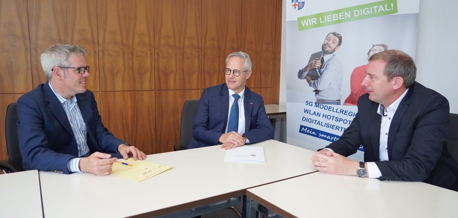 an einem Tisch sitzen von links nach rechts sitzen Landrat Christian Engelhardt, Dieter Brandt und Karsten Krug.