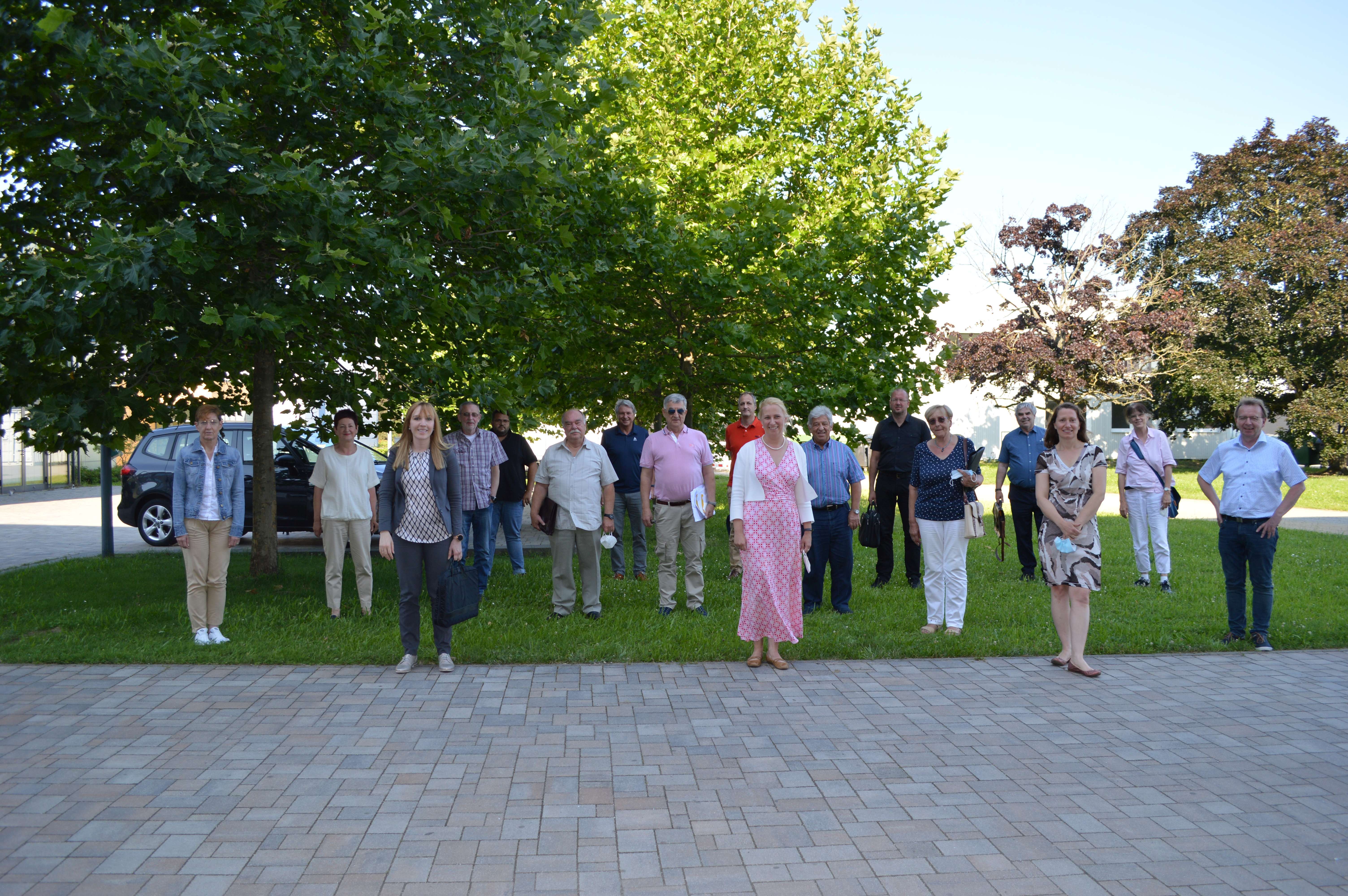 Gruppenbild mit der Ersten Kreisbeigeordneten Diana Stolz, der Betriebsleiterin des Jobcentern Dr. Melanie Marysko  und den Mitgliedern der Betriebskommission.