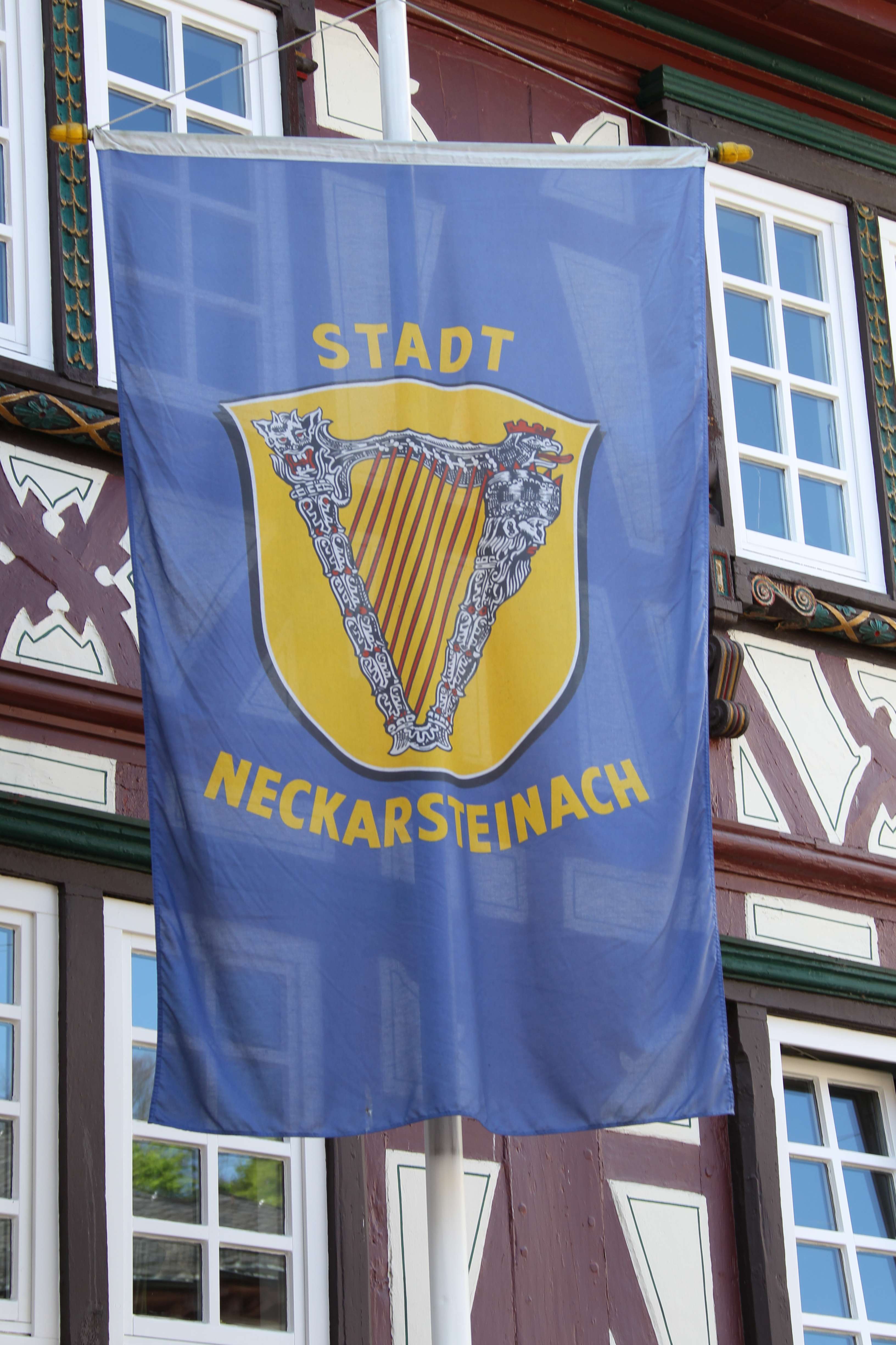 Zu sehen ist die blaue Flagge von Neckarsteinach 