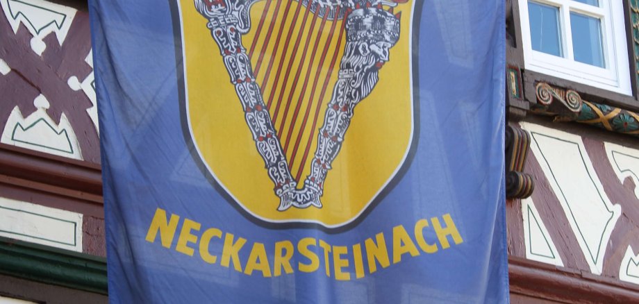 Zu sehen ist die blaue Flagge von Neckarsteinach 