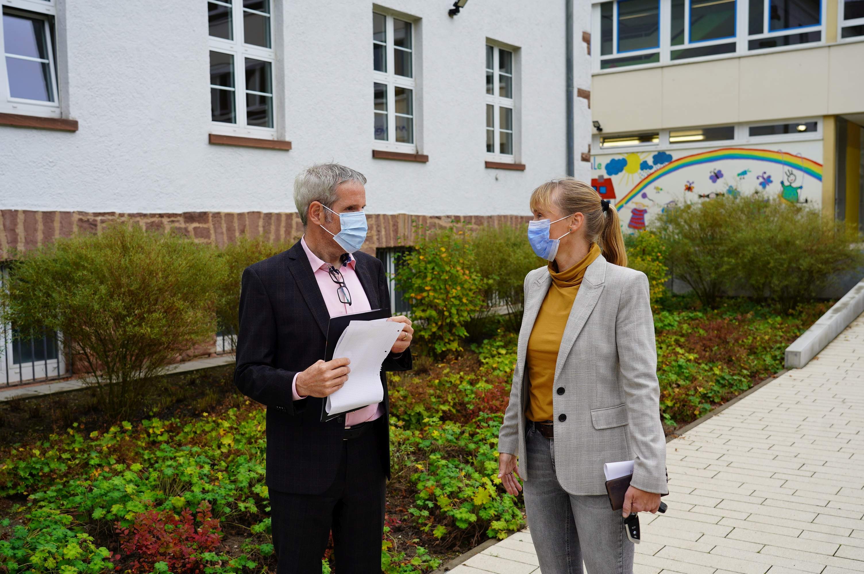 Landrat Christian Engelhardt und die kommissarische Schulleiterin der Neckartalschule im Gespräch auf dem Schulgelände