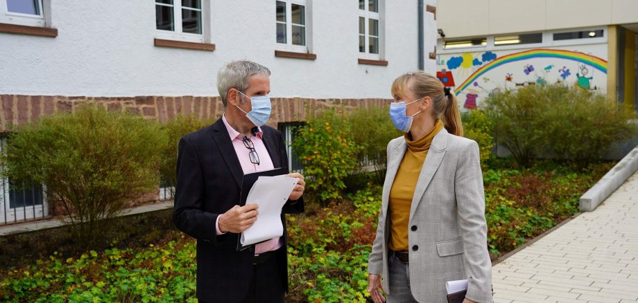 Landrat Christian Engelhardt und die kommissarische Schulleiterin der Neckartalschule im Gespräch auf dem Schulgelände