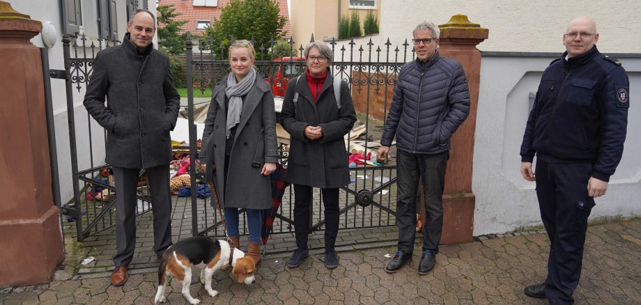 Christian Fuhrmann, Vorstand der Nieder-Ramstädter Diakonie, Karina Kuhl, Leiterin Wohnen der Behindertenhilfe Bergstraße, Brigitte Walz-Kelbel, Vorstand der Nieder-Ramstädter Diakonie, Landrat Christian Engelhardt sowie Markus Stracke von der Gefahrenabwehr des Kreises Bergstraße.