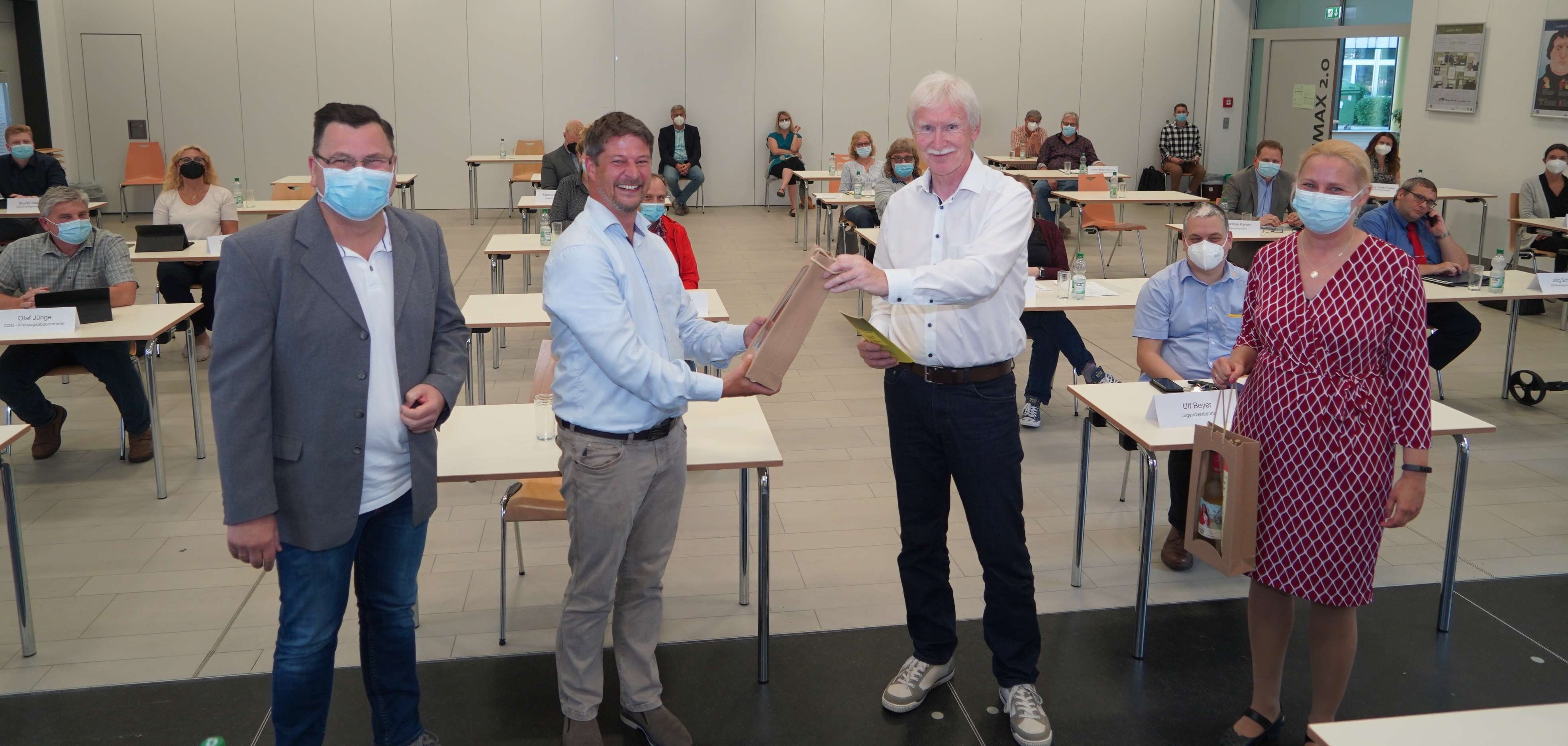 Stefan Ringer (2. von rechts) – mit der Ersten Kreisbeigeordneten Diana Stolz, dem neuen Ausschussvorsitzenden Tobias Lauer und Jugendamtsleiter Kai Kuhnert (v.r.n.l.) – bei seiner offiziellen Verabschiedung aus dem Jugendhilfeausschuss, die im Rahmen einer Sitzung des Gremiums stattfand.