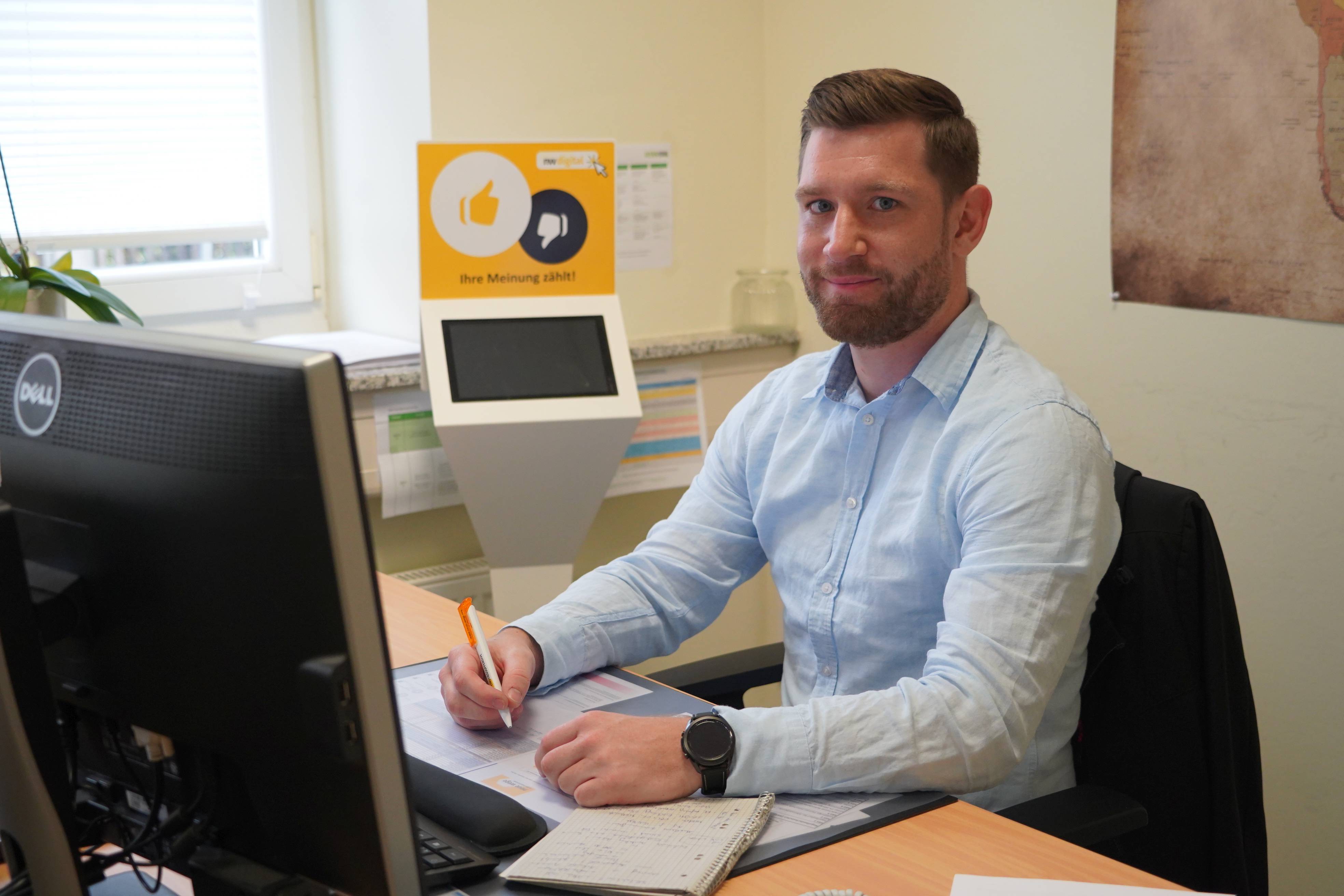 Der BASS-Studierende Lars H. an seinem Arbeitsplatz bei Neue Wege.