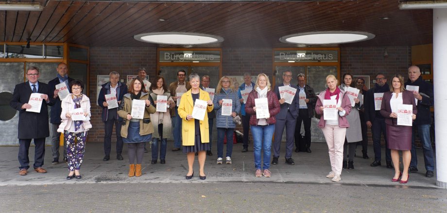 Gemeinsam gegen Gewalt an Mädchen und Frauen: Landrat Christian Engelhardt und die Erste Kreisbeigeordnete Diana Stolz mit Bürgermeisterinnen und Bürgermeistern des Kreises sowie den Frauen- und Gleichstellungsbeauftragten des Kreises.