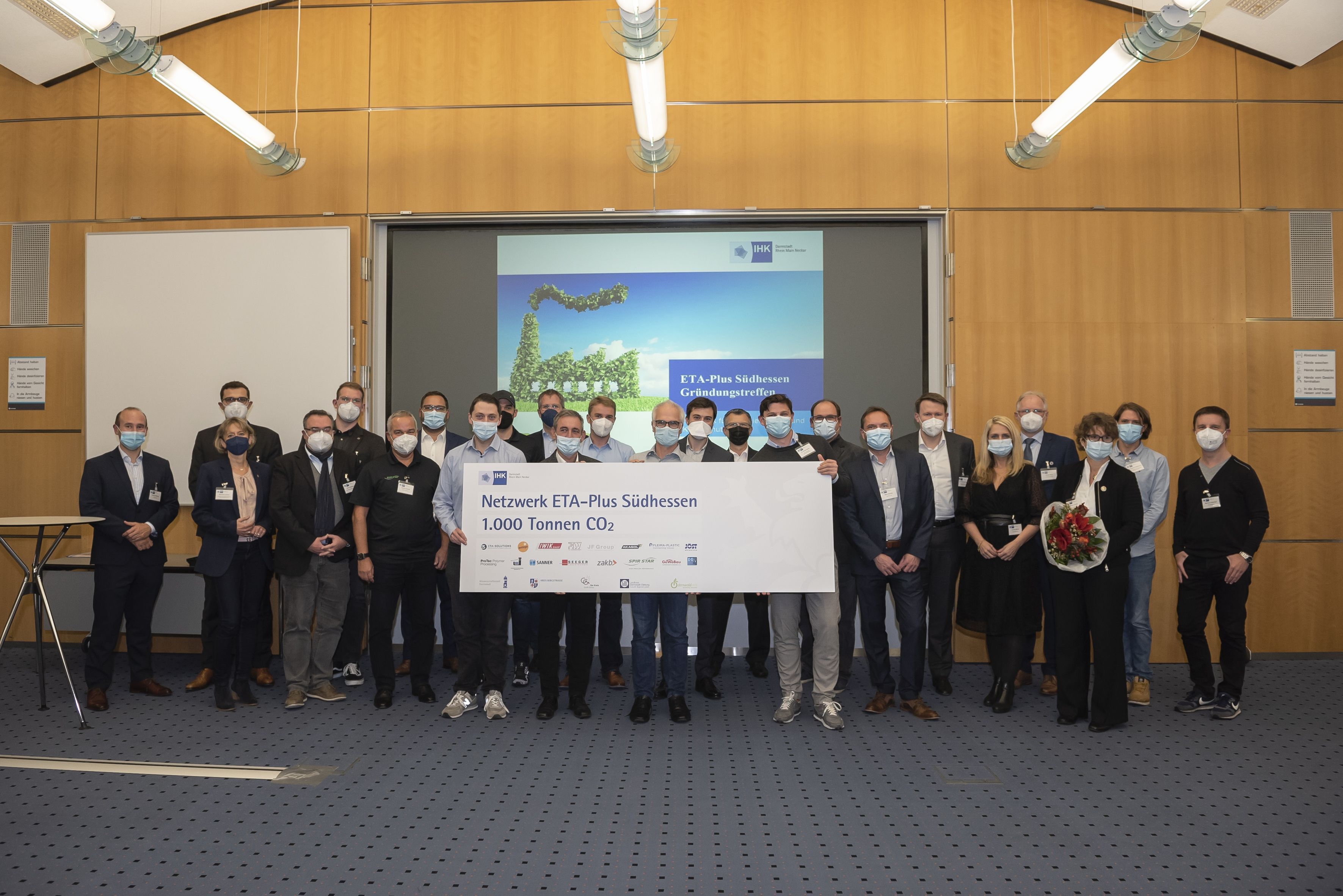 Das Ziel klar vor Augen: Die Mitglieder des Energieeffizienz- und Klimaschutz-Netzwerks ETA-Plus Südhessen wollen in den nächsten zwei Jahren gemeinsam 1.000 Tonnen CO2 einsparen. Foto: Klaus Mai / IHK Darmstadt *ETA steht hier für den griechischen Buchstaben "eta", dieser wiederum für die Energieeffizienz, also für die Effizienz bei der Ausnutzung von Energie 