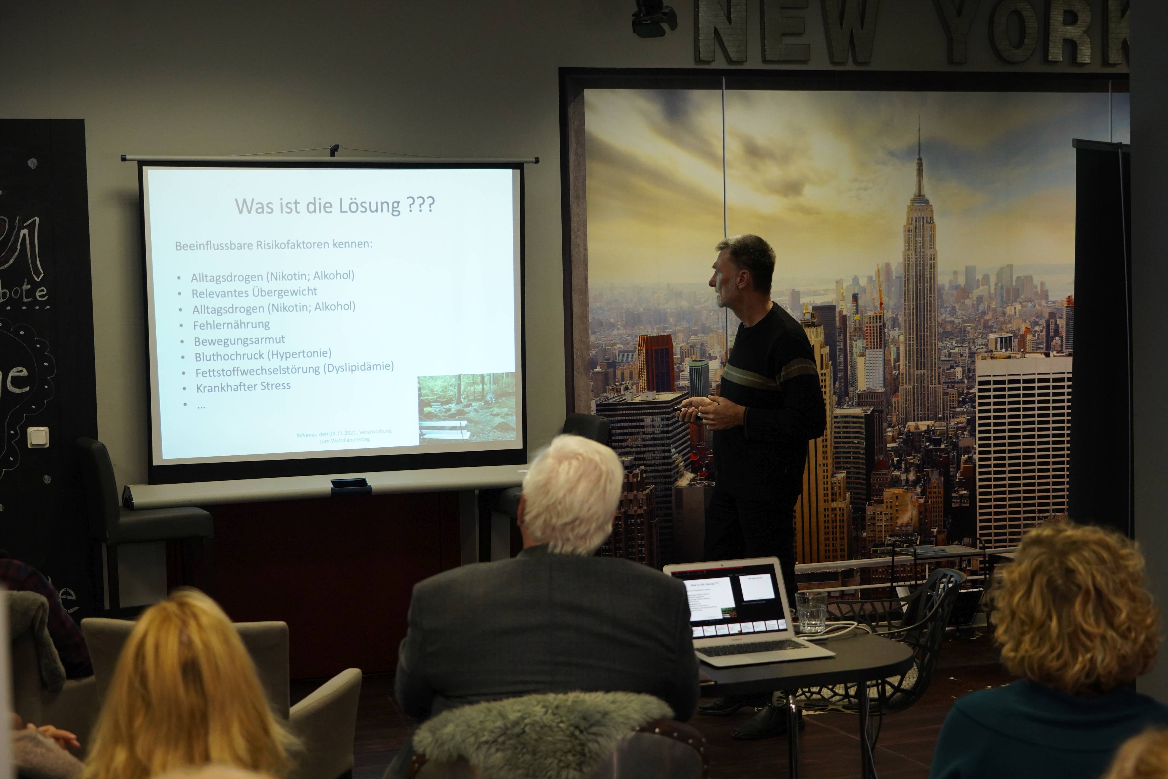 Unter dem Motto „Vorbeugen ist besser als Nachspritzen“ hielt Dr. Hans Peter Filz, Chefarzt der Eleonoren-Klinik Lindenfels, einen informativen wie unterhaltsamen Vortrag über Diabetes sowie Präventionsmöglichkeiten im Beauty Tower Birkenau. 