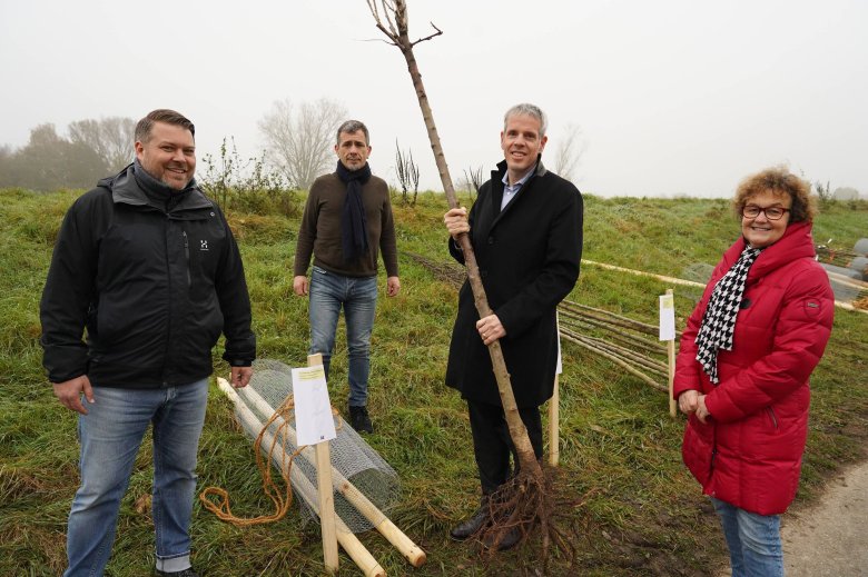 Florian Schumacher (Streuobstwiesenretter), Ulrich Androsch (Geschäftsführer Gewässerverband Bergstraße) Landrat Christian Engelhardt und Simone Walter (Abteilung „Ländlicher Raum und Denkmalschutz“) bei der Obstbaumabholung. (v.l.n.r.) 