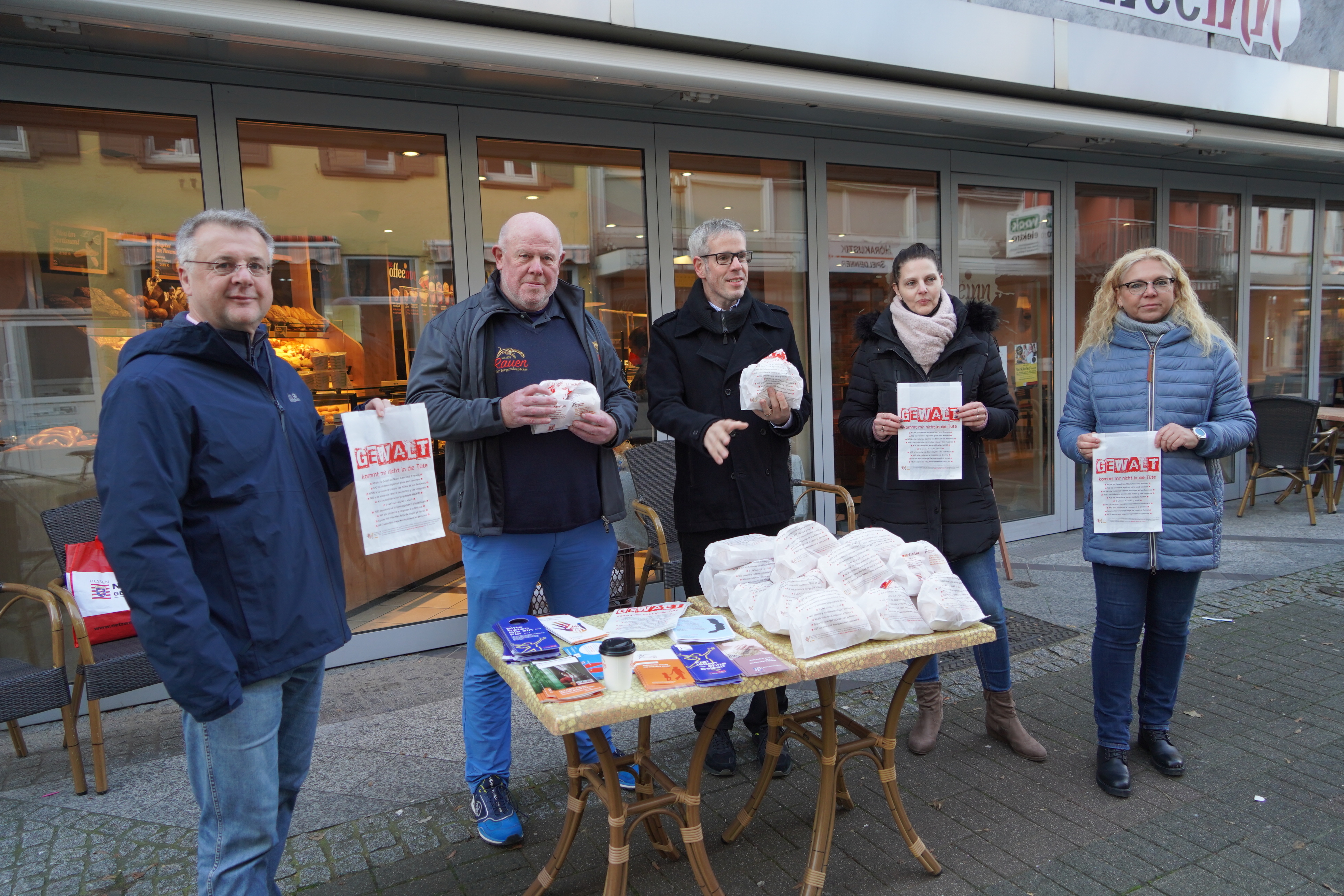 Unternehmen etwas gegen Gewalt an Frauen und Mädchen: Heppenheims Bürgermeister Rainer Burelbach, Hans-Peter Rauen (Bäckerei Rauen), Landrat Christian Engelhardt sowie die Frauen- und Gleichstellungsbeauftragten Nicole Schmitt und Susanne Straub.