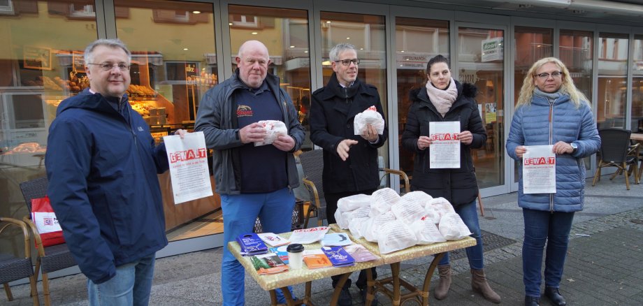 Unternehmen etwas gegen Gewalt an Frauen und Mädchen: Heppenheims Bürgermeister Rainer Burelbach, Hans-Peter Rauen (Bäckerei Rauen), Landrat Christian Engelhardt sowie die Frauen- und Gleichstellungsbeauftragten Nicole Schmitt und Susanne Straub.