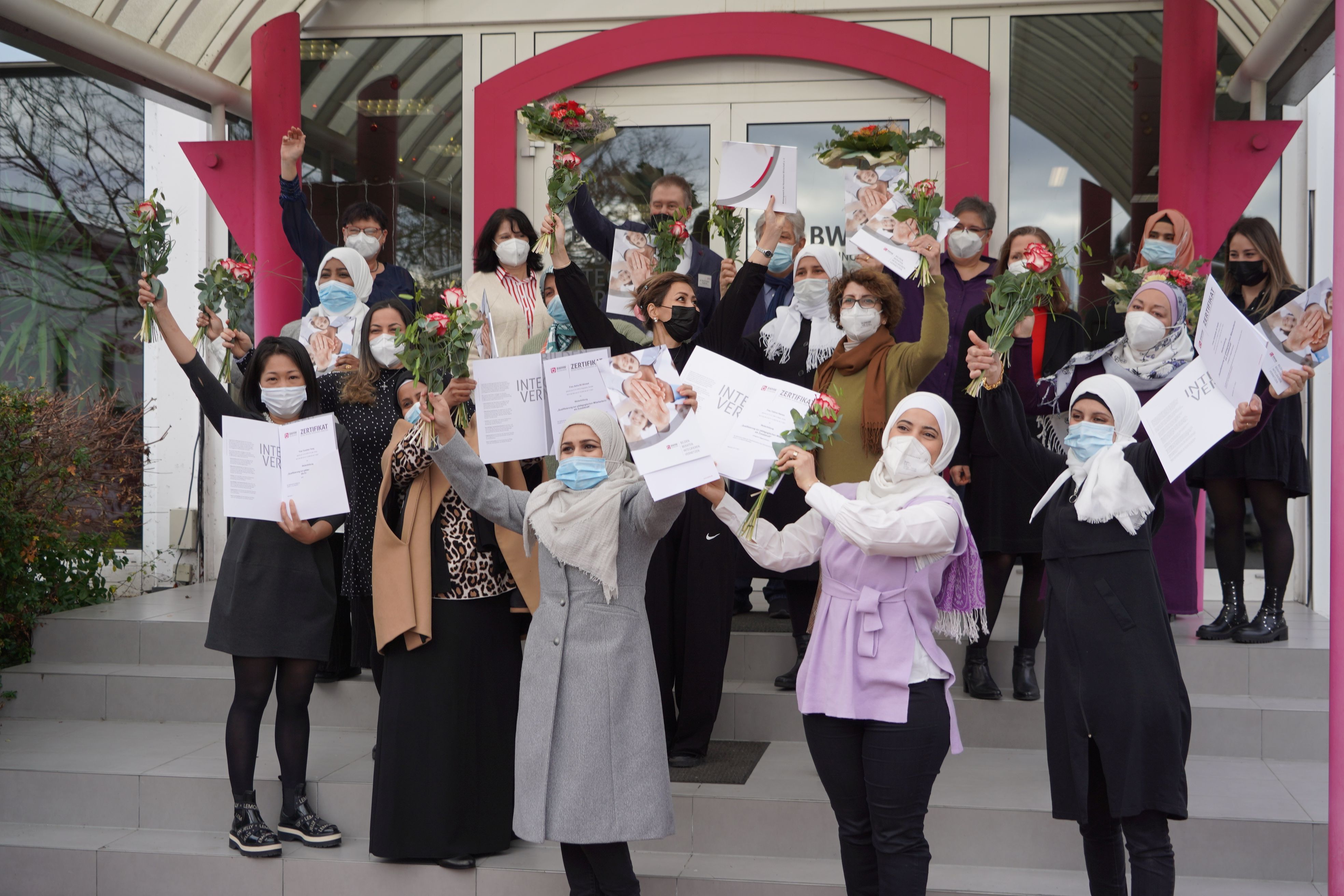 Grund zum Jubel: Die Absolventinnen der Weiterbildungsmaßnahme „Qualifizierung zur pädagogischen Mitarbeiterin als Zusatzkraft“ und Beteiligte vor dem Gebäude des Bildungswerkes der Hessischen Wirtschaft e. V. in Bensheim.