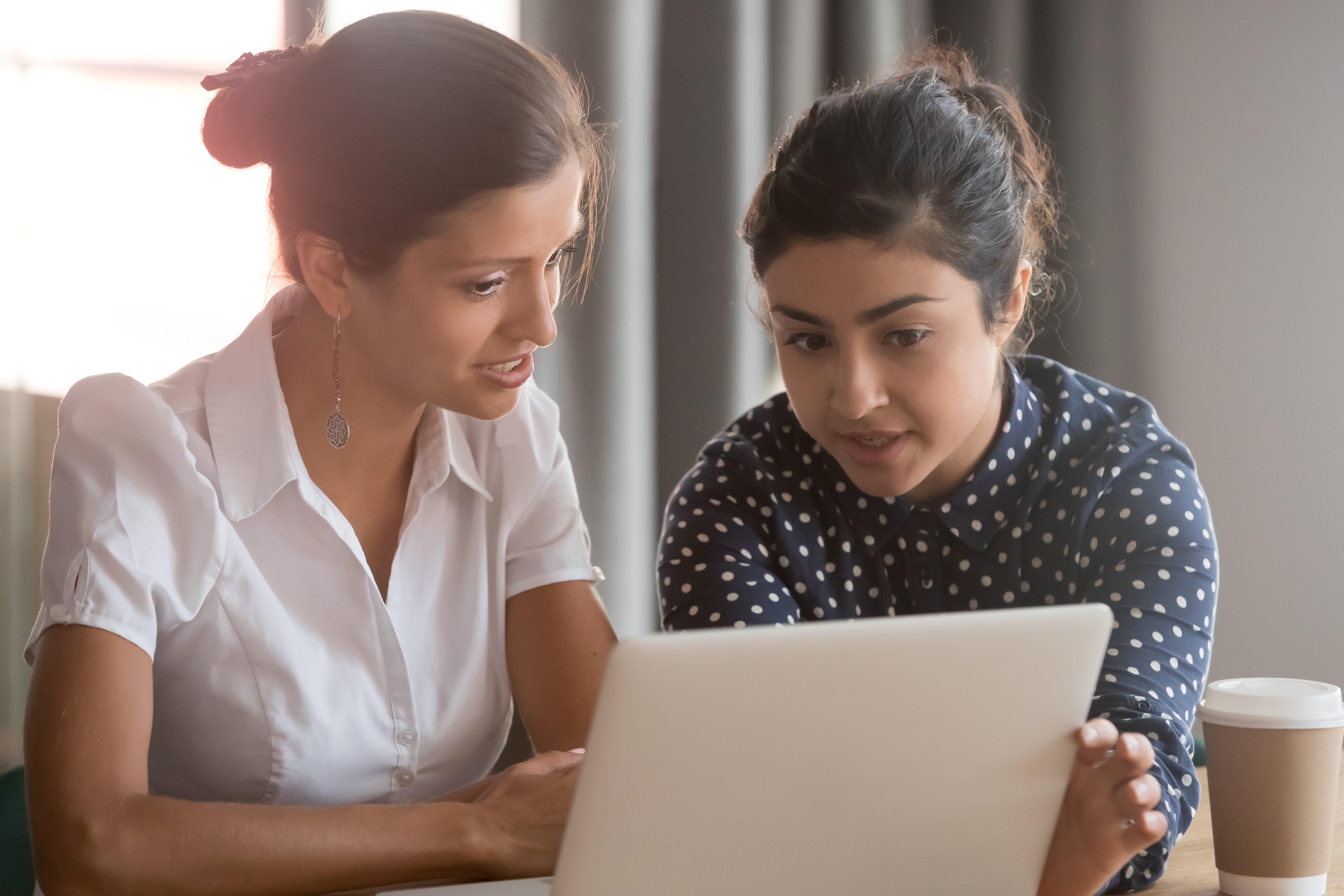 Zwei junge Frauen am Laptop