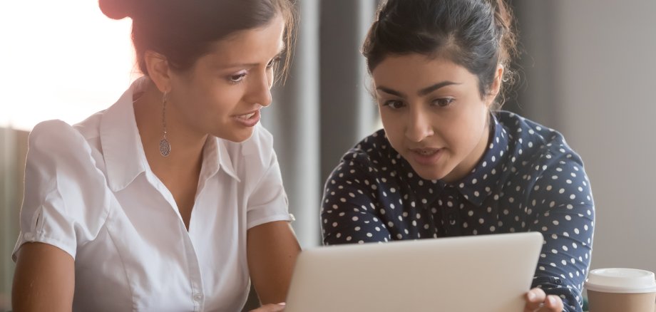 Zwei junge Frauen am Laptop