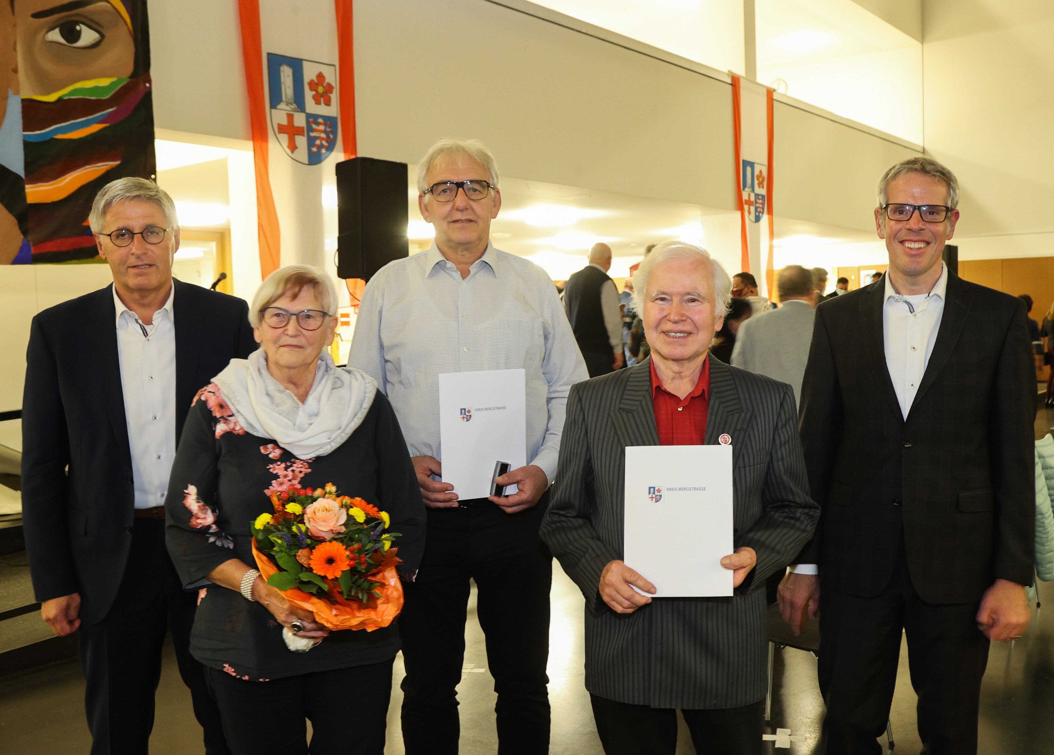 Ehre wem Ehre gebührt: Die Geehrten der verschiedenen Kategorien bei der Verleihung der Silbernen Ehrennadel des Kreises Ende Oktober im Starkenburg Gymnasium in Heppenheim. (Die Veranstaltung fand unter Einhaltung eines detaillierten Hygiene-Konzeptes statt.)