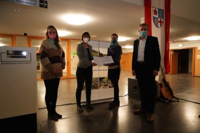 PM 517 Als einer von zwei Hauptpreisträgern des diesjährigen Umweltpreises des Kreises Bergstraße erhielten die Vertreter des Hospiz-Vereins Bergstraße eine Urkunde von Umweltdezernent Karsten Krug. (v.r.n.l.) Der Kreisbeigeordnete Karsten Krug, Lisa Felker und Dr. Anja Brandt vom Hospiz-Verein Bergstraße sowie die Bensheimer Stadträtin Josefine Koebe.