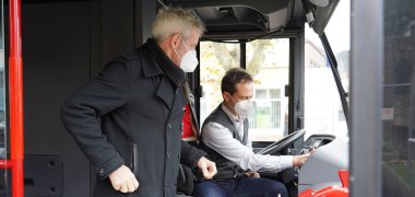 Rainer Sauter (rechts), Geschäftsführer der VGG, zeigt Landrat Christian Engelhardt (links) die Funktionen des neuen Elektrobusses.
