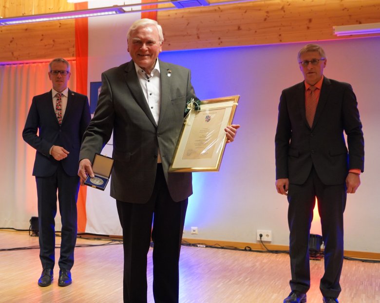 Gottfried Schneider (Mitte) wurde von Landrat Christian Engelhardt und dem aktuellen Kreistagsvorsitzenden des Kreises, Joachim Kunkel, mit der goldenen Ehrenplakette des Kreises Bergstraße ausgezeichnet.