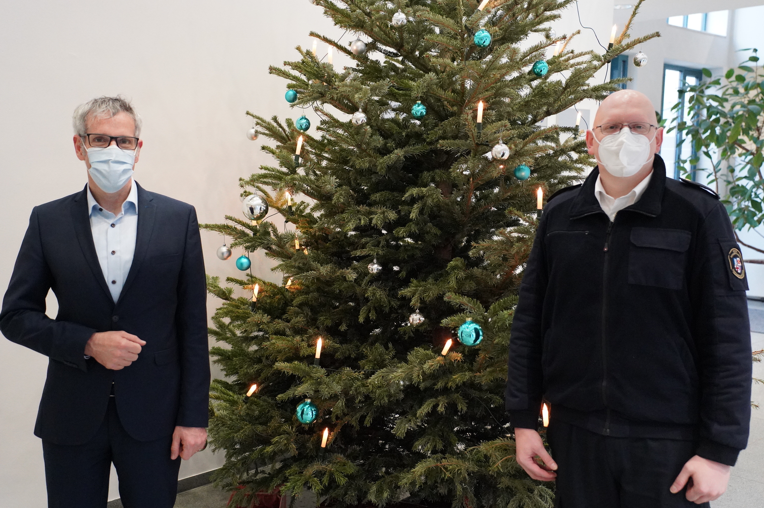 Landrat Christian Engelhardt (v.l.n.r.) und Markus Stracke, stellvertretender Abteilungsleiter des Bereichs Gefahrenabwehr, informieren über die durch die Leitstelle koordinierten Einsätze im Kreis Bergstraße. 