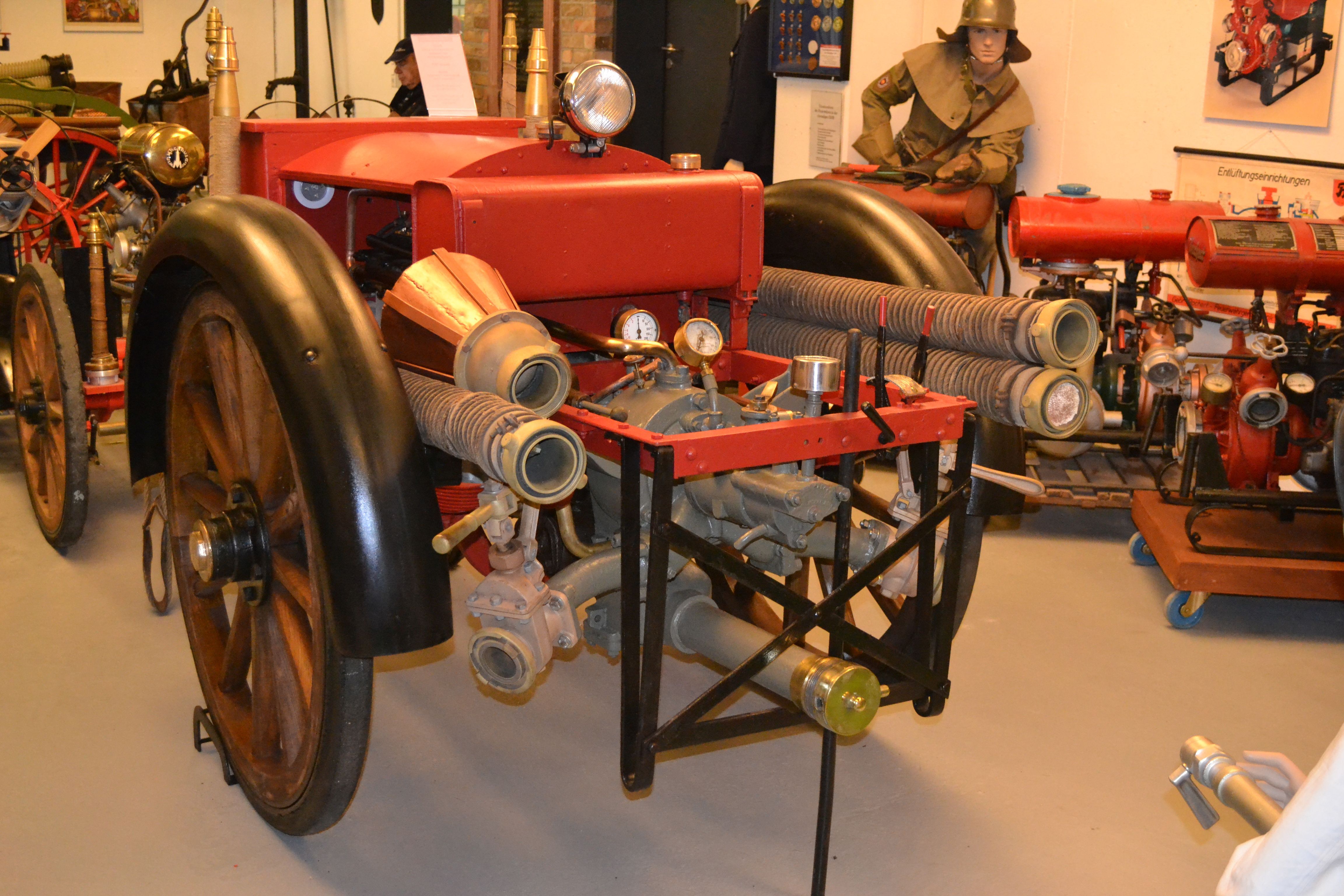Besucherinnen und Besucher des Feuerwehrmuseums Lorsch erwarten zahlreiche Fahrzeuge, Geräte und Ausrüstungen der Vergangenheit. 