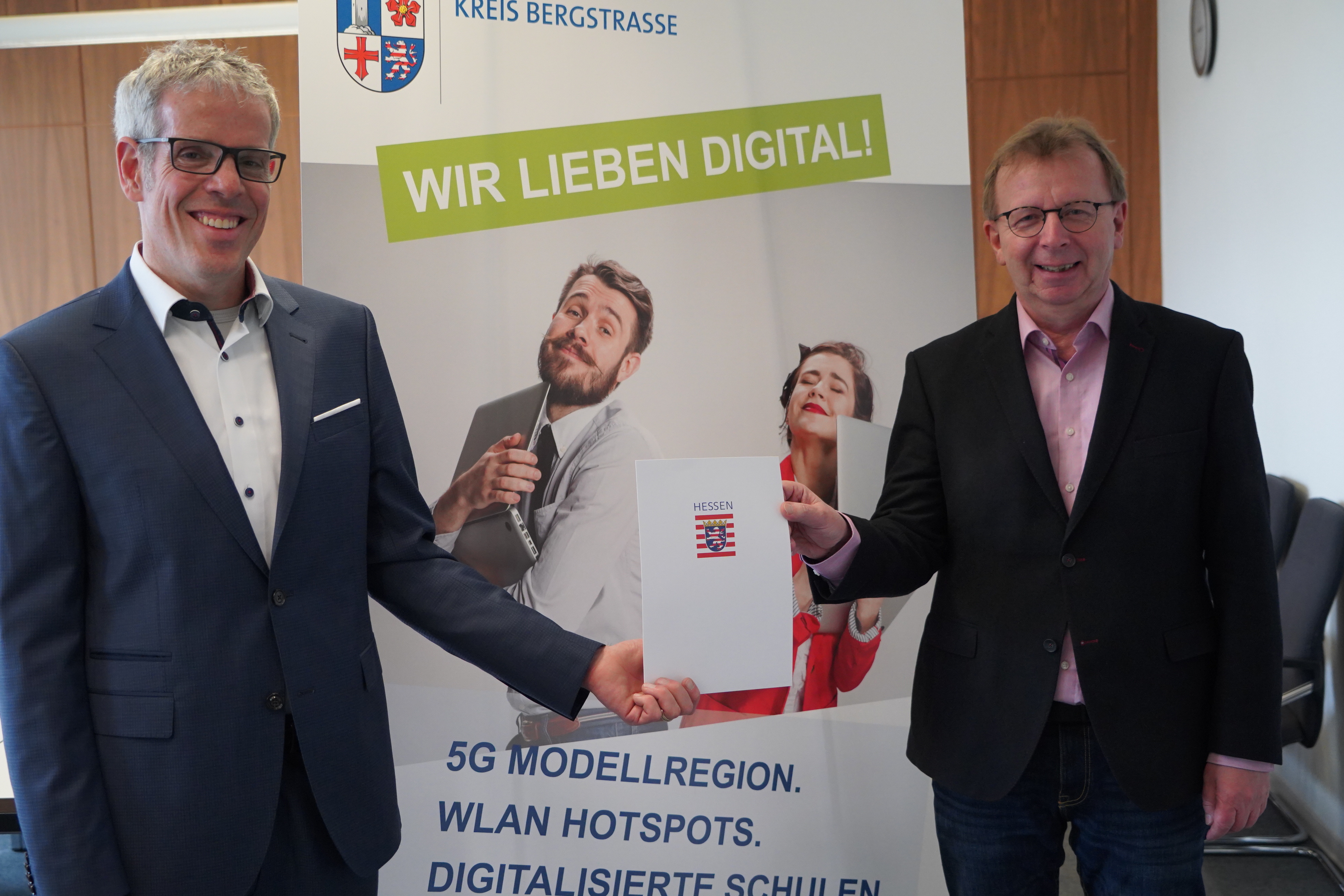 Landrats Christian Engelhardt (links) bei der Übergabe des Förderbescheids mit Viernheims Bürgermeister Matthias Baaß (zugleich Mitglied des Aufsichtsrats des KommunalCampus).