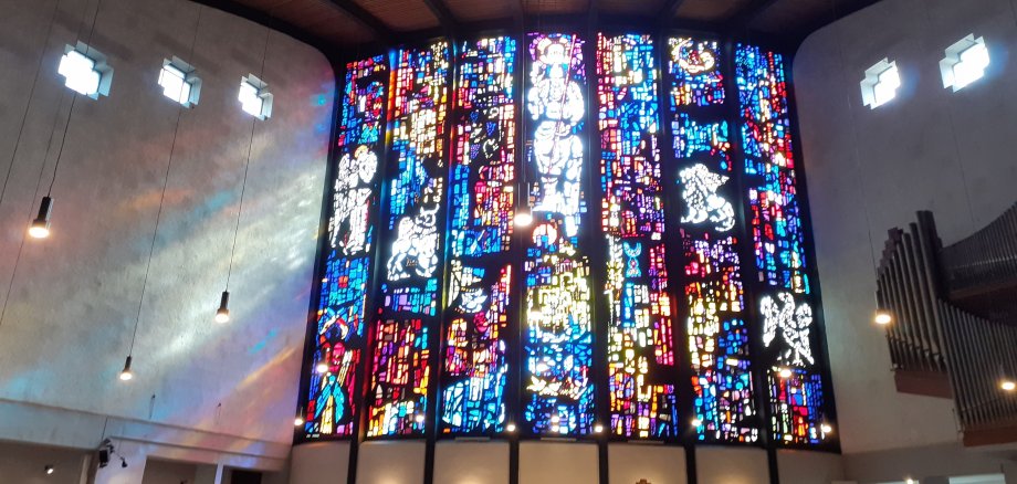 Das 120 Quadratmeter große Kirchenfenster der katholischen Pfarrkirche Heilig-Kreuz bezaubert junge und alte Besucherinnen und Besucher.
