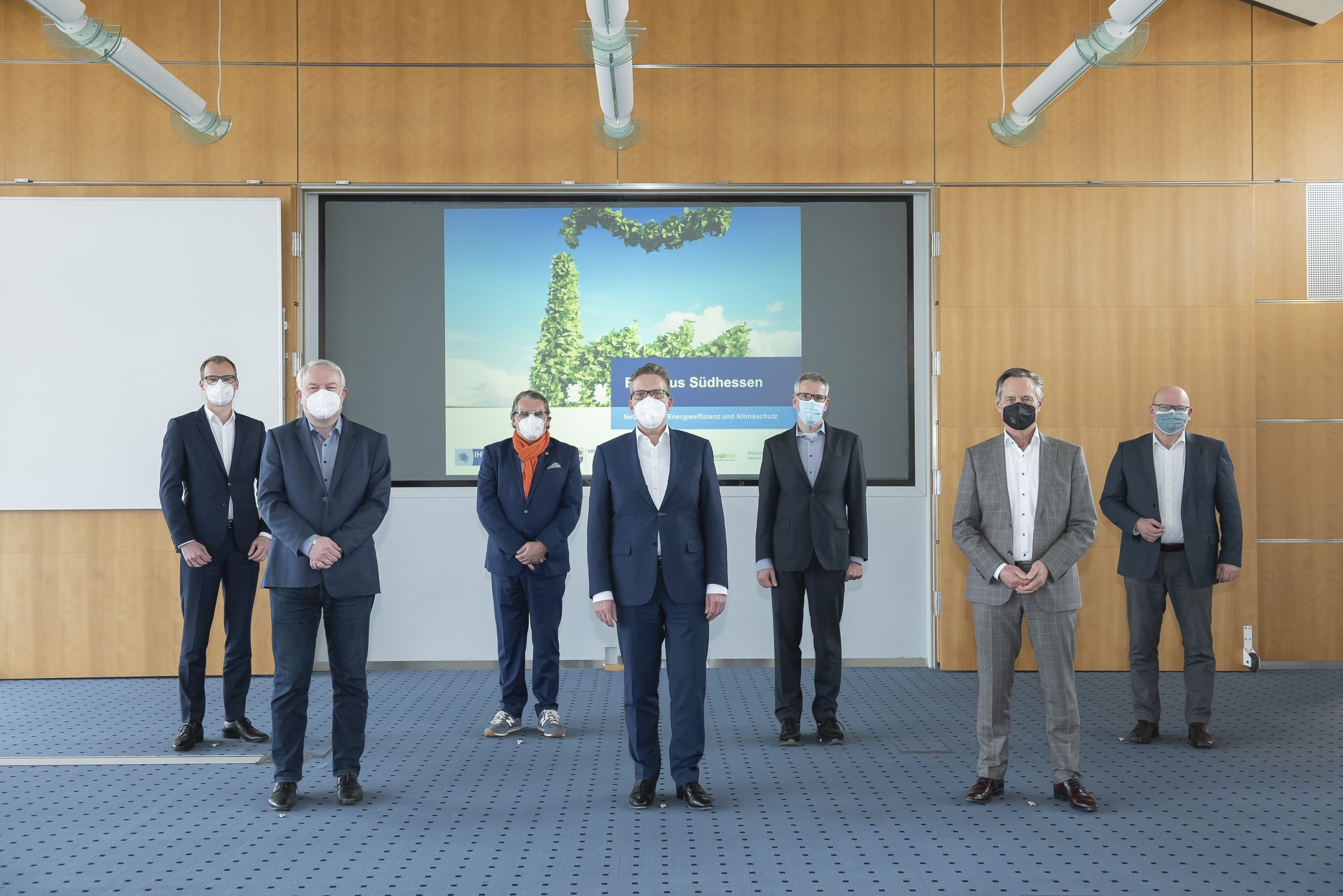 Gemeinsam für mehr Energieeffizienz und Klimaschutz. Landrat Christian Engelhardt (3. v. rechts) unterzeichnete gemeinsam mit Robert Lippmann (Hauptgeschäftsführer IHK Darmstadt), André Schellenberg (Stadtkämmerer Wissenschaftsstadt Darmstadt), Klaus Peter Schellhaas (Landrat Darmstadt-Dieburg), Matthias Martiné (Präsident IHK Darmstadt), Walter Astheimer (Erster Kreisbeigeordneter des Kreises Groß-Gerau) und Frank Matiaske (Landrat des Odenwaldkreises, von links nach rechts) die Kooperationsvereinbarung zum Energieeffizienz- und Klimaschutznetzwerk „ETA-Plus Südhessen“. Gemeinsam für mehr Energieeffizienz und Klimaschutz. Landrat Christian Engelhardt (3. v. rechts) unterzeichnete gemeinsam mit Robert Lippmann (Hauptgeschäftsführer IHK Darmstadt), André Schellenberg (Stadtkämmerer Wissenschaftsstadt Darmstadt), Klaus Peter Schellhaas (Landrat Darmstadt-Dieburg), Matthias Martiné (Präsident IHK Darmstadt), Walter Astheimer (Erster Kreisbeigeordneter des Kreises Groß-Gerau) und Frank Matiaske (Landrat des Odenwaldkreises, von links nach rechts) die Kooperationsvereinbarung zum Energieeffizienz- und Klimaschutznetzwerk „ETA-Plus Südhessen“.