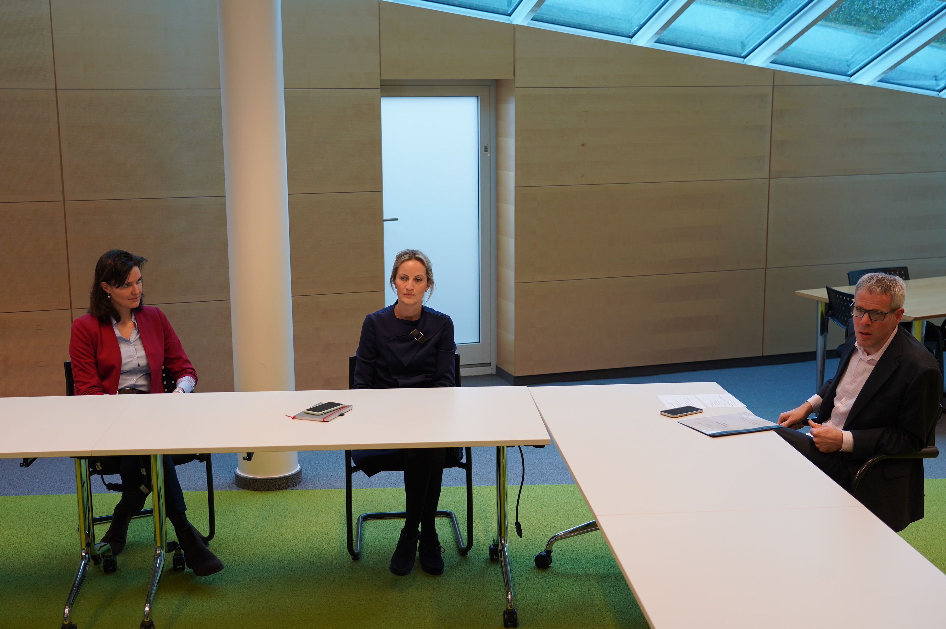 Bei einer Pressekonferenz zum Thema Impfen in den Räumlichkeiten der Firma InfectoPharm in Heppenheim (von links nach rechts): Myriam Rehm und Dr. Anna Gilster von InfectoPharm sowie Landrat Christian Engelhardt. 