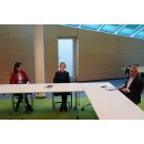 Bei einer Pressekonferenz zum Thema Impfen in den Räumlichkeiten der Firma InfectoPharm in Heppenheim (von links nach rechts): Myriam Rehm und Dr. Anna Gilster von InfectoPharm sowie Landrat Christian Engelhardt. 