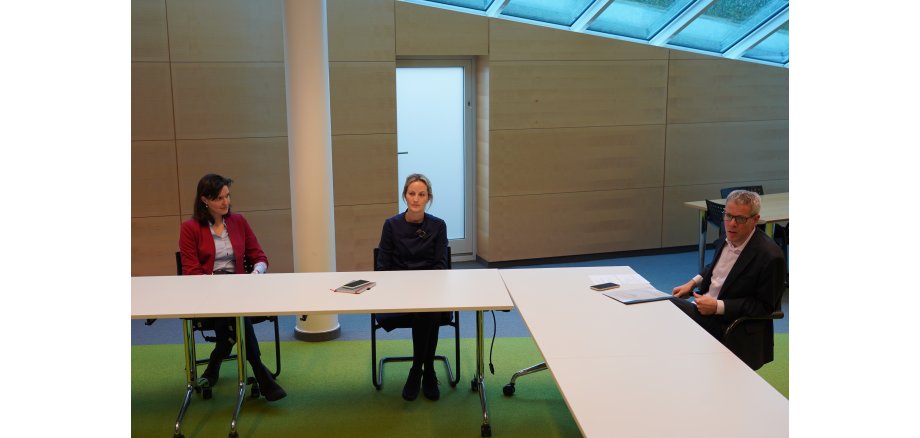 Bei einer Pressekonferenz zum Thema Impfen in den Räumlichkeiten der Firma InfectoPharm in Heppenheim (von links nach rechts): Myriam Rehm und Dr. Anna Gilster von InfectoPharm sowie Landrat Christian Engelhardt. 