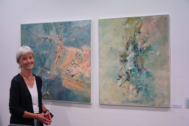 Die Bensheimer Künstlerin Barbara Gertitschke stellt ihre Werke unter anderem im Besprechungsraum von Landrat Christian Engelhardt aus.