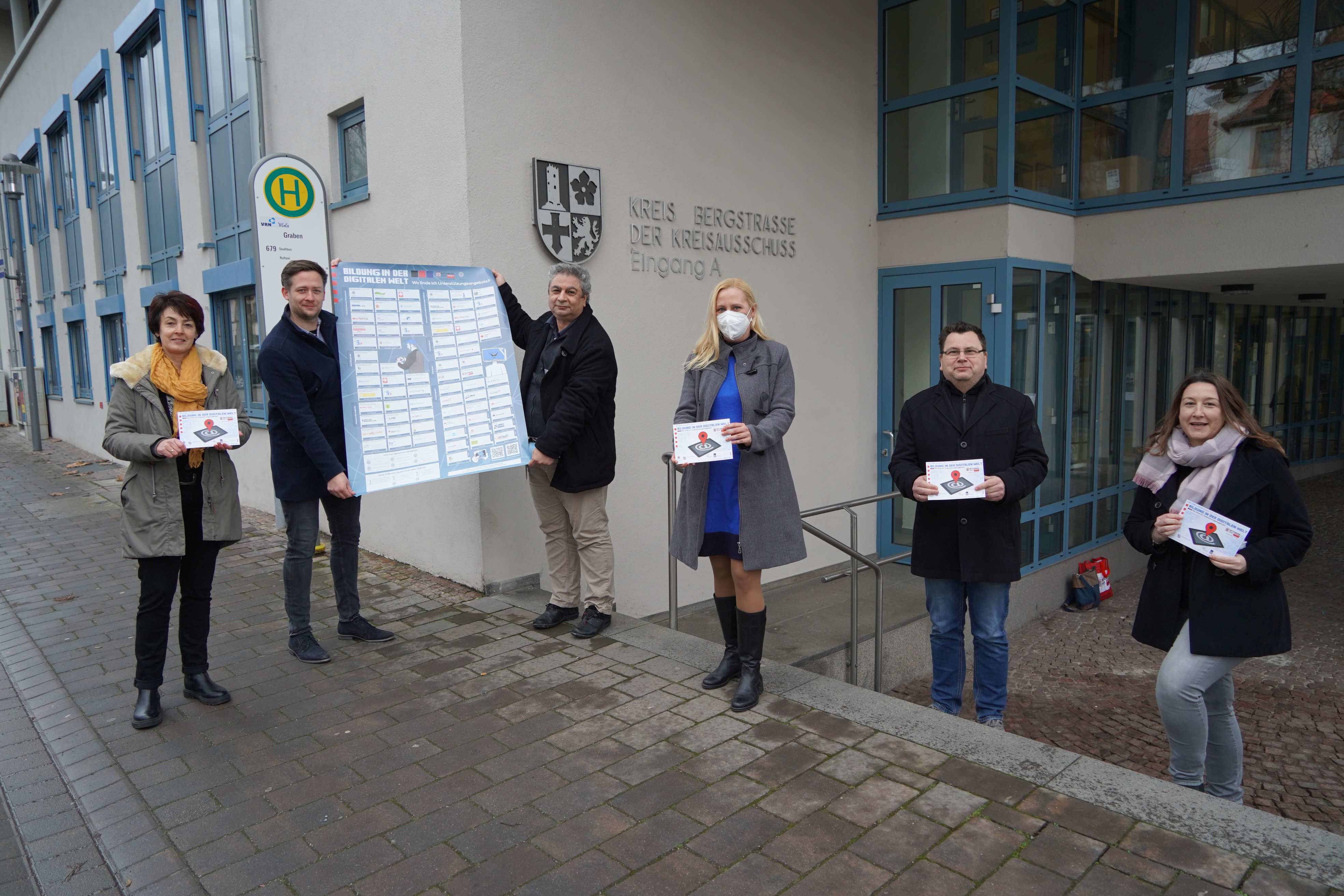 Die Erste Kreisbeigeordnete Diana Stolz (Mitte) bei der Übergabe der Broschüre „Bildung in der digitalen Welt – Wo finde ich Unterstützungsmöglichkeiten?“ mit (v.l.n.r.) Martina Schmiegelt von der regionalen Geschäftsstelle Südhessen des Netzwerks gegen Gewalt, dem Medienpädagogen des Polizeipräsidiums Südhessen Florian Sauerwein, Evdokimos Moisidis vom Fachdienst Jugendförderung und Jugendschutz, dem Leiter des Bergsträßer Jugendamts Kai Kuhnert und der Fachbereichsleiterin Nicole Rothermel.  