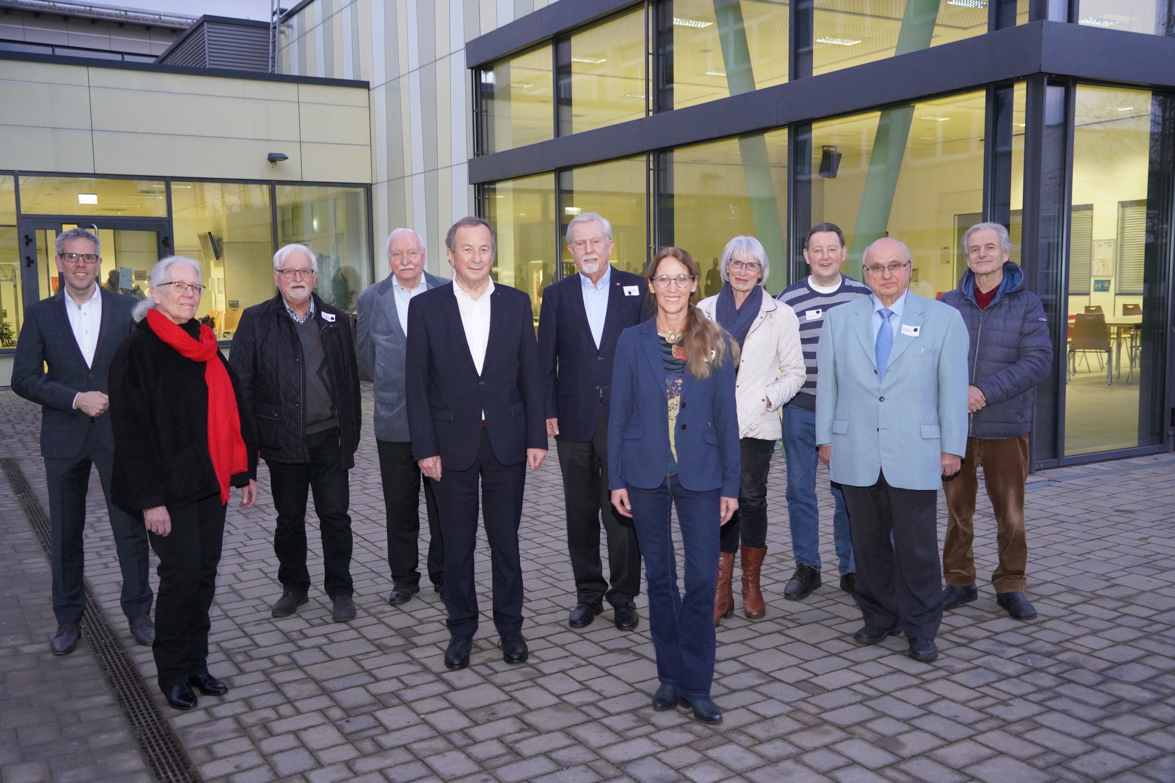Nach der konstituierenden Sitzung: Vorstand und Regionalvertreter des Kreisseniorenbeirats mit Landrat Engelhardt (links) vor der Karl-Kübel-Schule in Bensheim