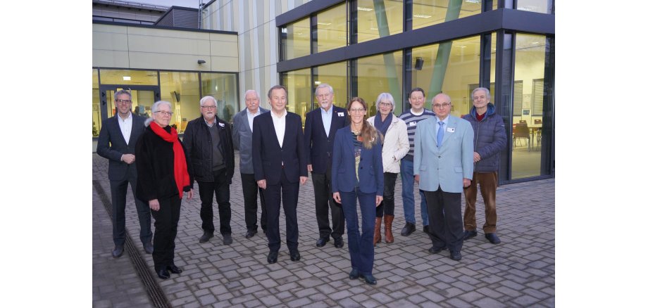 Nach der konstituierenden Sitzung: Vorstand und Regionalvertreter des Kreisseniorenbeirats mit Landrat Engelhardt (links) vor der Karl-Kübel-Schule in Bensheim