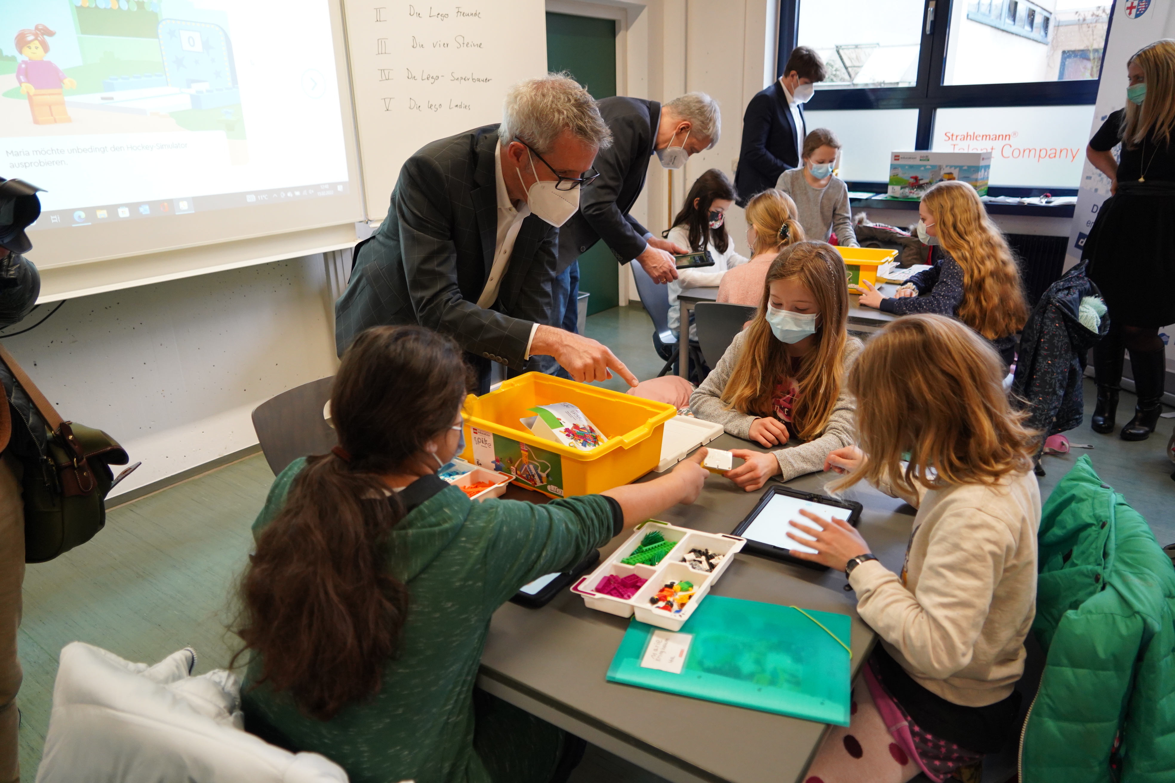 Landrat Christian Engelhardt schaut, was das Team „Die Lego Ladies“, im mobilen digi_space mit Lego baut und am Tablet programmiert. Landrat Christian Engelhardt schaut, was das Team „Die Lego Ladies“, im mobilen digi_space mit Lego baut und am Tablet programmiert.