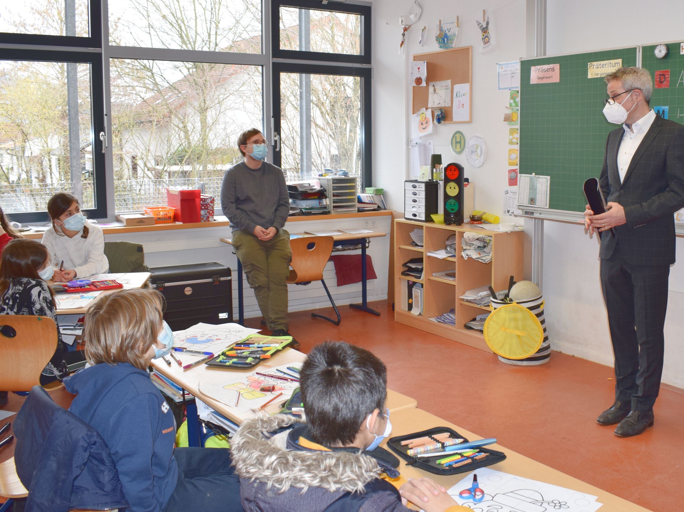 Landrat Christian Engelhardt bei seinem Besuch in der Grundschule in den Kappesgärten auf Stippvisite in einem Klassenraum.