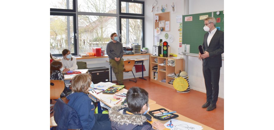 Landrat Christian Engelhardt bei seinem Besuch in der Grundschule in den Kappesgärten auf Stippvisite in einem Klassenraum.