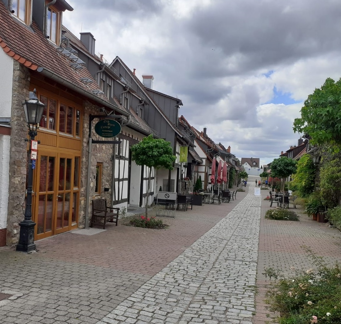 Die von alten Scheunen gesäumte Scheuergasse in Zwingenberg ist zu jeder Jahreszeit ein malerischer Blickfang.