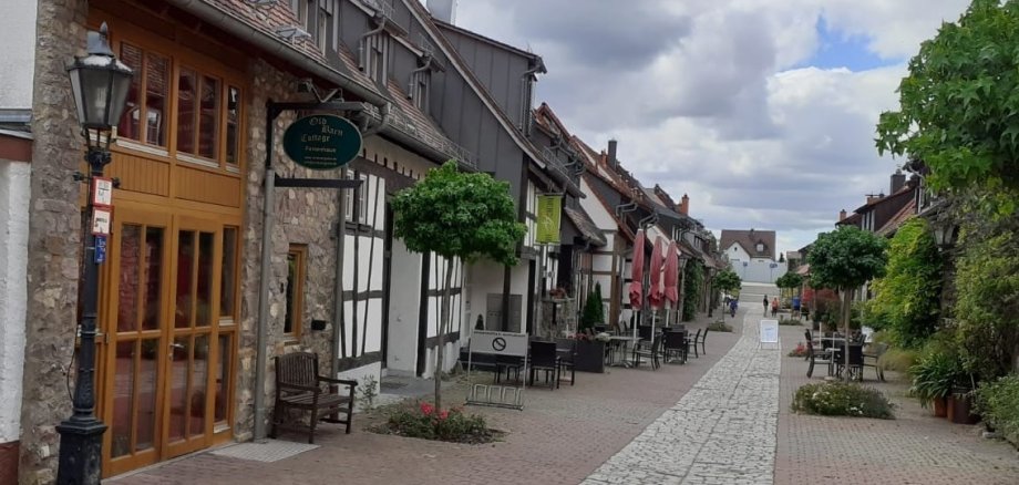 Die von alten Scheunen gesäumte Scheuergasse in Zwingenberg ist zu jeder Jahreszeit ein malerischer Blickfang.