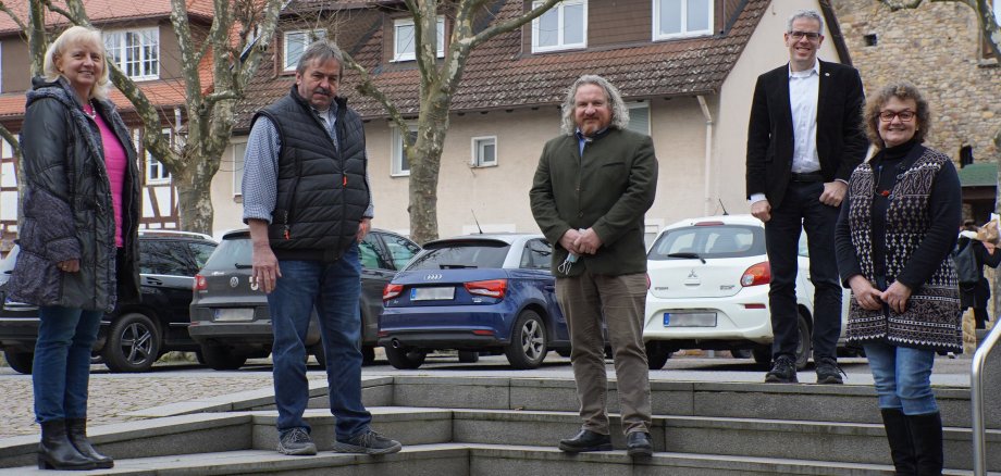 Landrat Christian Engelhardt (zweiter von rechts) mit (v.r.n.l.) der stellvertretenden Leiterin des Fachbereichs Landwirtschaft, Landschaftspflege und Forst, Simone Walter, dem Vorsitzenden des Gebietsagrarausschusses, Sebastian Glaser, seinem Stellvertreter Norbert Emig und Birgit Biebesheimer vom Bezirkslandfrauenverein e.V. nach der konstituierenden Sitzung des Gebietsagrarausschusses.