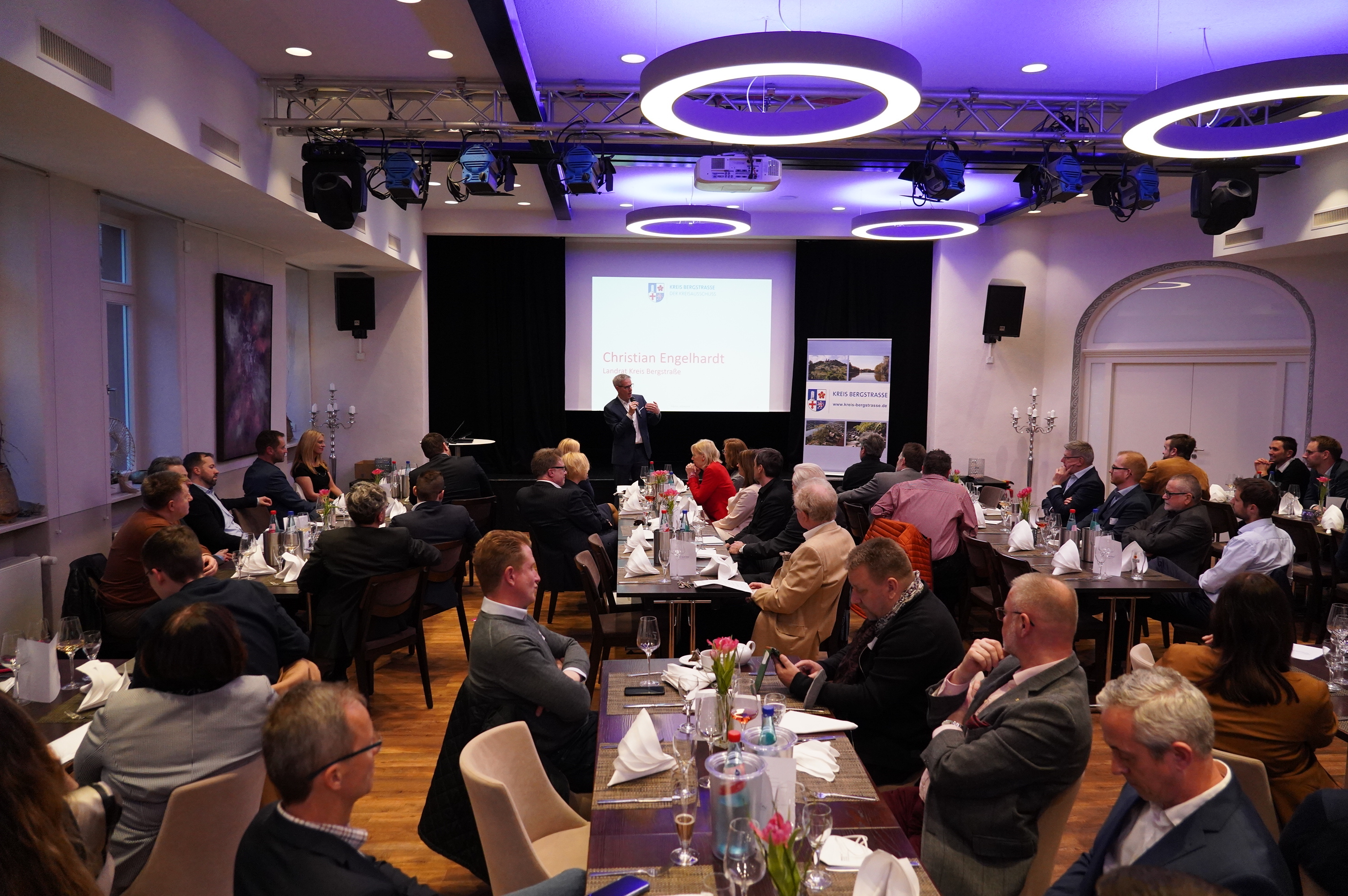 Landrat Christian Engelhardt begrüßte zahlreiche Vertreterinnen und Vertretern der Kommunen, aus Unternehmen, Politik und Verbänden des Kreises Bergstraße zum gemeinsamen Innovationstag in Heppenheim. Landrat Christian Engelhardt begrüßte zahlreiche Vertreterinnen und Vertretern der Kommunen, aus Unternehmen, Politik und Verbänden des Kreises Bergstraße zum gemeinsamen Innovationstag in Heppenheim.