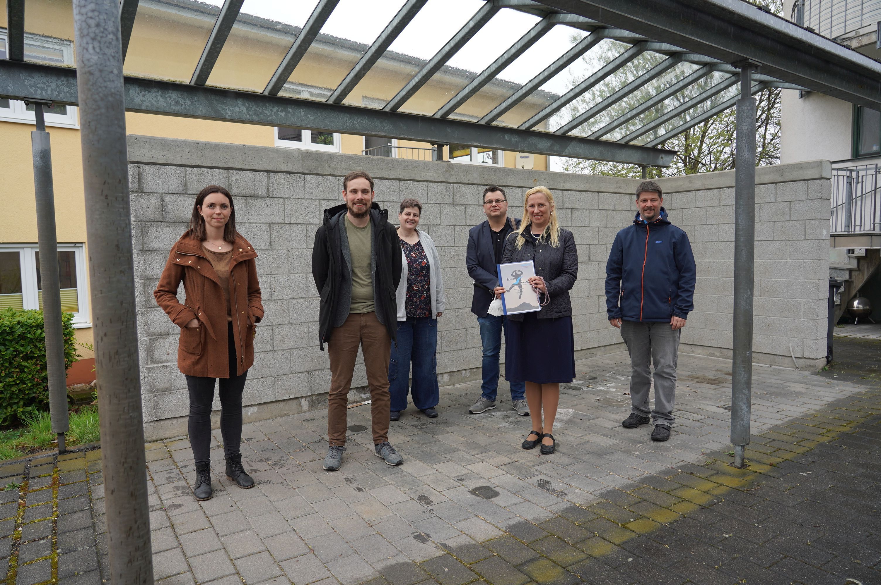 (v.r.n.l.) Der Leiter des Diakonischen Werks Bergstraße Tobias Lauer, die Erste Kreisbeigeordnete Diana Stolz, der Leider des Bergsträßer Jugendamts Kai Kuhnert, die Bereichsleiterin des Psychosozialen Zentrums des Diakonischen Werks Bergstraße sowie Jonas Richter und Nora Ehler von der SprungSchance tauschten sich über das Projekt SprungSchance aus. 