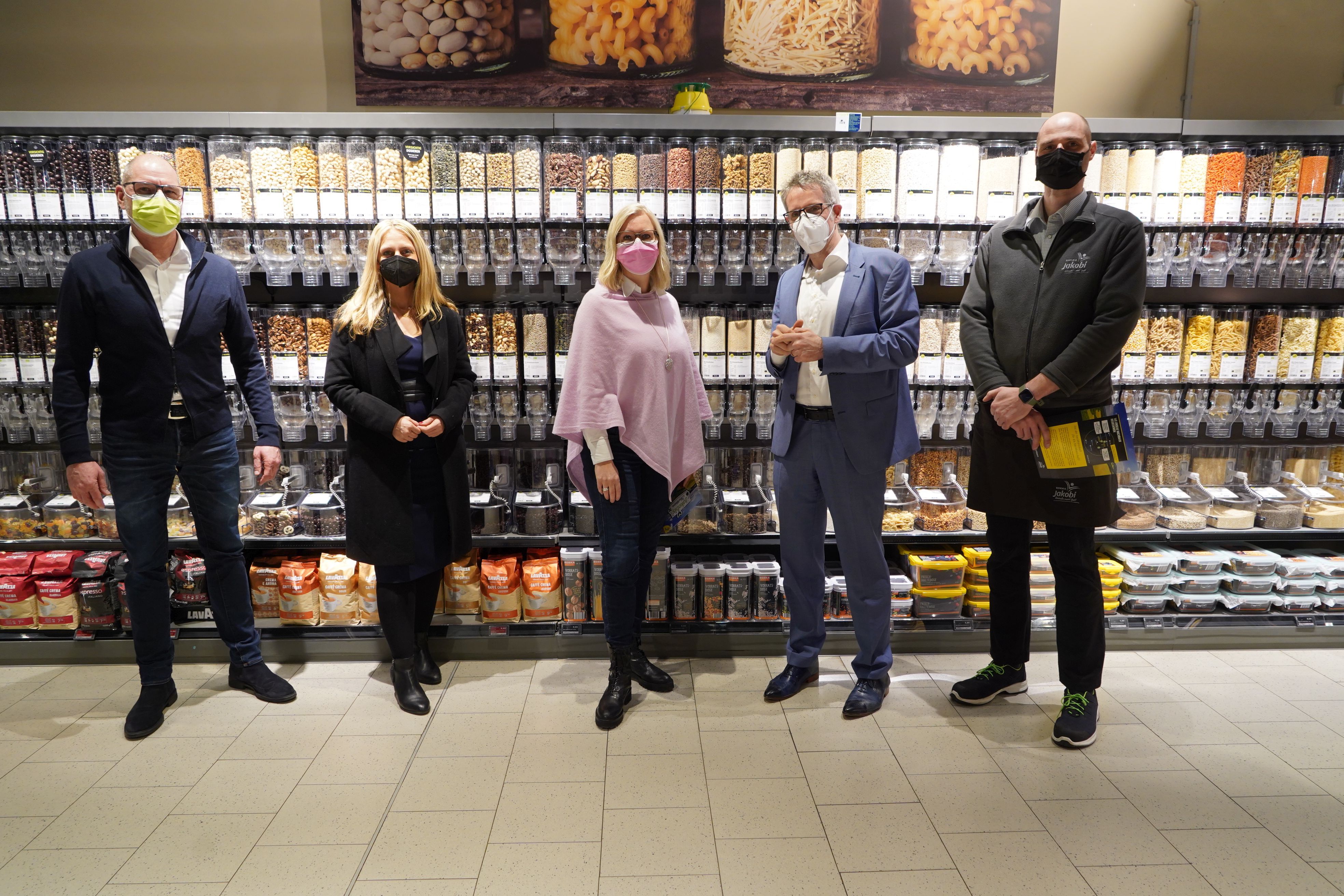 Seit Oktober 2022 gibt es bei EDEKA Jakobi in Bensheim eine Unverpackt-Abteilung. Hierzu tauschte sich Landrat Christian Engelhardt (2.v.r.) vor Kurzem mit (v.l.n.r.) Marco Jakobi (Geschäftsführung), Corinna Simeth (Abteilungsleitung Kreisentwicklung und Grundsatz beim Kreis Bergstraße), Ulrike Jakobi (Geschäftsführung) und Torsten Pennese (Marktleitung Bensheim) aus.