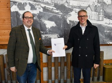 Landrat Christian Engelhardt (re.) übergibt den Förderbescheid für das Begegnungs- und Bildungszentrum an Wald-Michelbachs Bürgermeister Dr. Sascha Weber. 