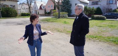 Bürstadts Bürgermeisterin Barbara Schader und Landrat Christian Engelhardt stehen im Gespräch auf dem Beethovenplatz in Bürstadt.