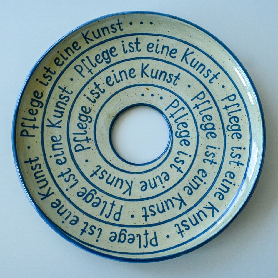 Auch dieses Kunstwerk wird in der Ausstellung zu sehen sein. Die Schale wurde vom Bildungszentrum für Gesundheitsberufe Bergstraße entworfen und vom Töpfer Jürgen Riebe aus Bickenbach angefertigt. Keramikschale mit dem Spruch "Pflege ist Kunst"