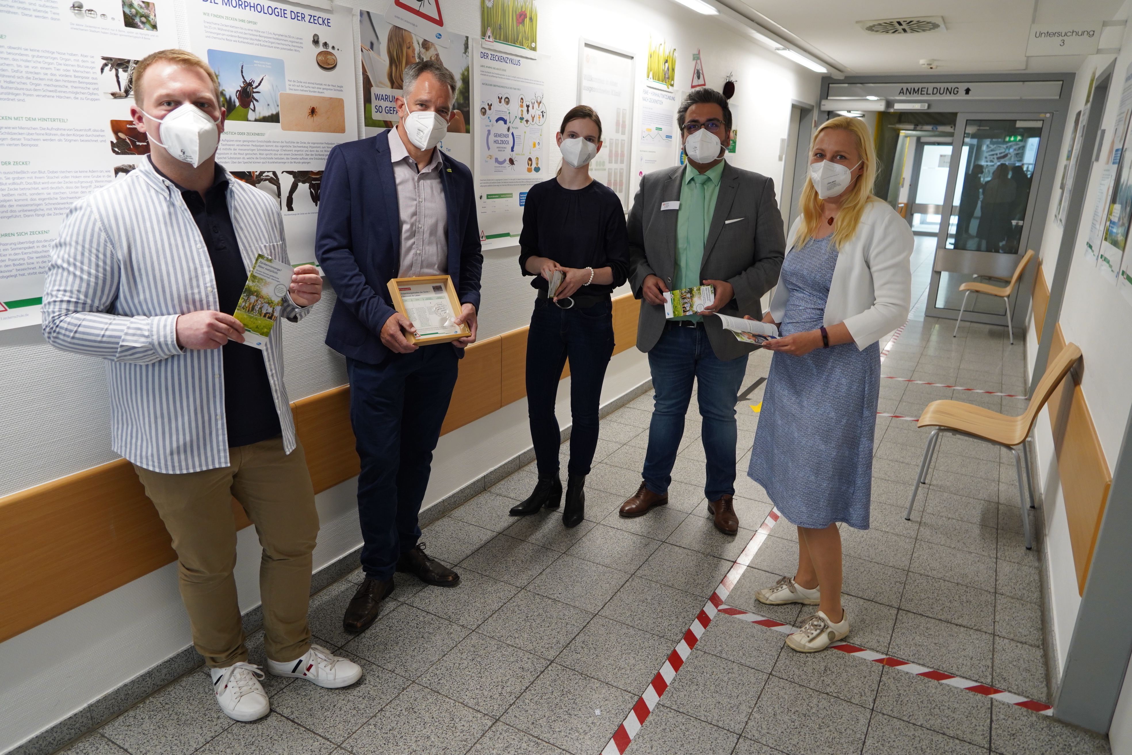 (v.r.n.l.) Die Erste Kreisbeigeordnete Diana Stolz eröffnete gemeinsam mit dem Leiter der Schön Klinik Emre Nazli, der ärztlichen Teamleiterin der Projektkoordination Gesundheitsversorgung und Ärztin des Gesundheitsamtes Sabrina Vanessa Schmitz, dem Leiter der Abteilung Veterinärwesen und Verbraucherschutz beim Kreis Bergstraße Dr. Thomas Faßbender und dem Ersten Stadtrat von Lorsch Alexander Löffelholz die Ausstellung.